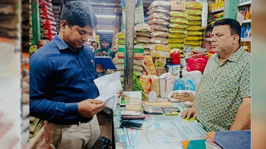 টুঙ্গিপাড়ায় ডিজেল মজুত ও বেশি দামে বিক্রি: এক প্রতিষ্ঠানকে ৩০ হাজার টাকা জরিমানা