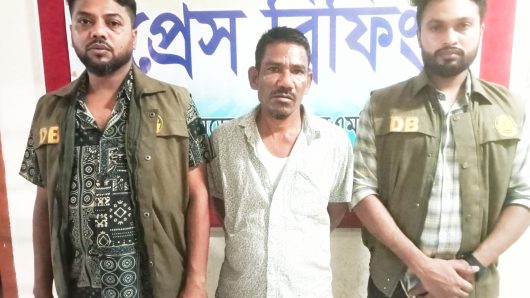 সিলেটে ডিবি পুলিশের অভিযানে ইয়াবা ও গাঁজাসহ মাদক ব্যবসায়ী গ্রেফতার, দুই সহযোগী পলাতক