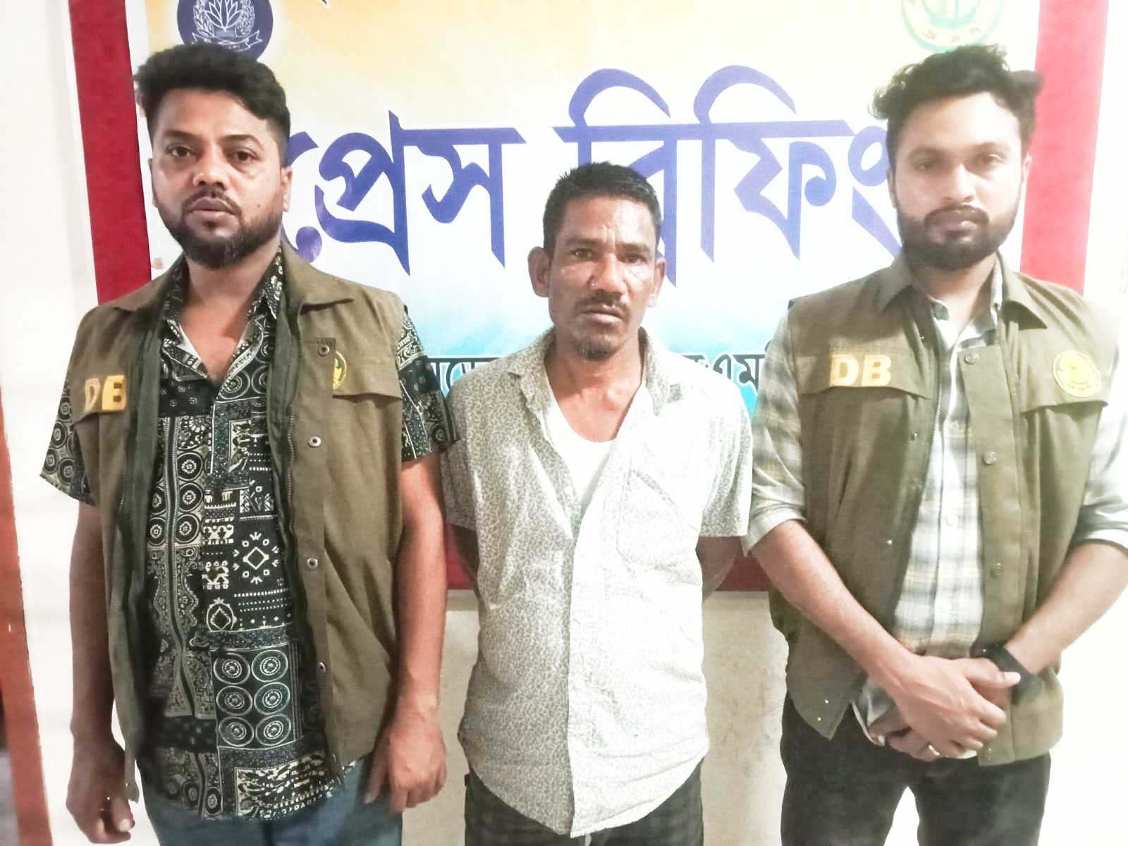 সিলেটে ডিবি পুলিশের অভিযানে ইয়াবা ও গাঁজাসহ মাদক ব্যবসায়ী গ্রেফতার, দুই সহযোগী পলাতক