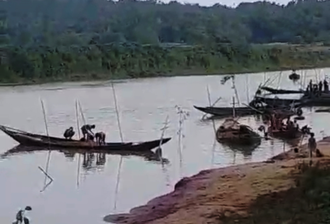 জৈন্তাপুরে বিচারাধীন জমি থেকে অবৈধ বালু উত্তোলনের অভিযোগ, প্রশাসনের হস্তক্ষেপ কামনা