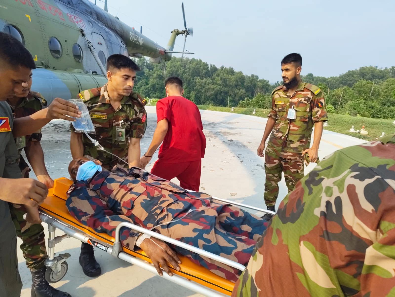 বাঘাইছড়িতে দুর্গম চিম্বুলুই সীমান্তে দায়িত্ব পালন কালে হঠাৎ অসুস্থ সদস্যকে হেলিকপ্টার যোগে চট্টগ্রাম সিএমএইচে আনলো বিজিবি