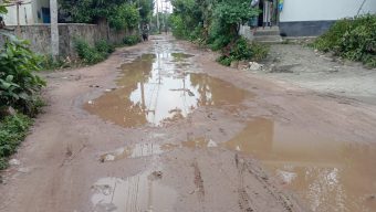 ধামরাইয়ে বাথুলি হতে আনন্দন বাজার সড়ক যেন জলাশয় চরম ভোগান্তিতে গার্মেন্টস কর্মী ও শিক্ষার্থীরা