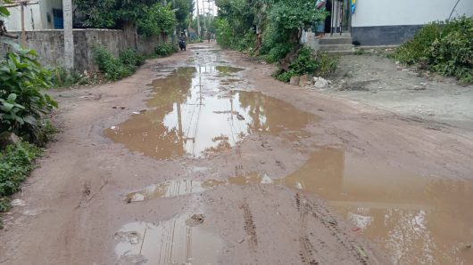 ধামরাইয়ে বাথুলি হতে আনন্দন বাজার সড়ক যেন জলাশয় চরম ভোগান্তিতে গার্মেন্টস কর্মী ও শিক্ষার্থীরা