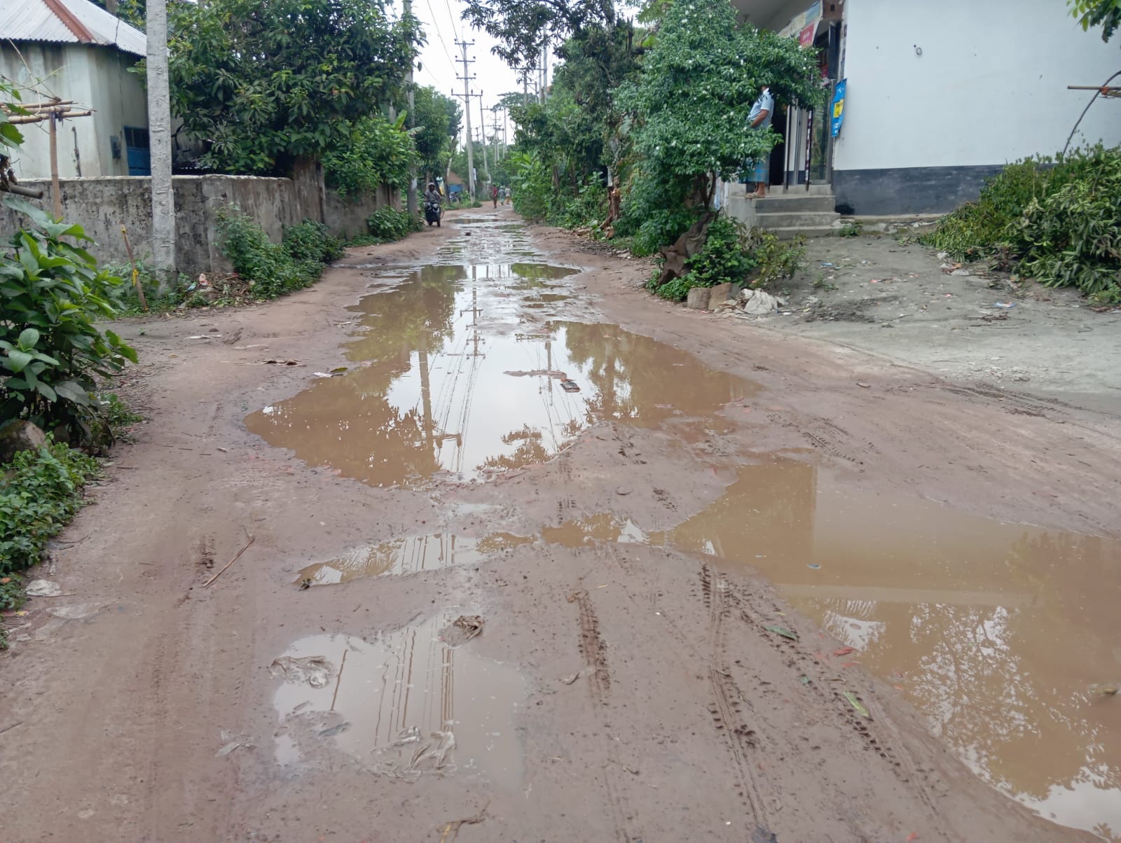 ধামরাইয়ে বাথুলি হতে আনন্দন বাজার সড়ক যেন জলাশয় চরম ভোগান্তিতে গার্মেন্টস কর্মী ও শিক্ষার্থীরা