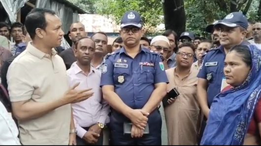 হিন্দুদের বাড়িঘরে ও মন্দিরে হামলার ঘটনাস্হলে এমপি কামরুল