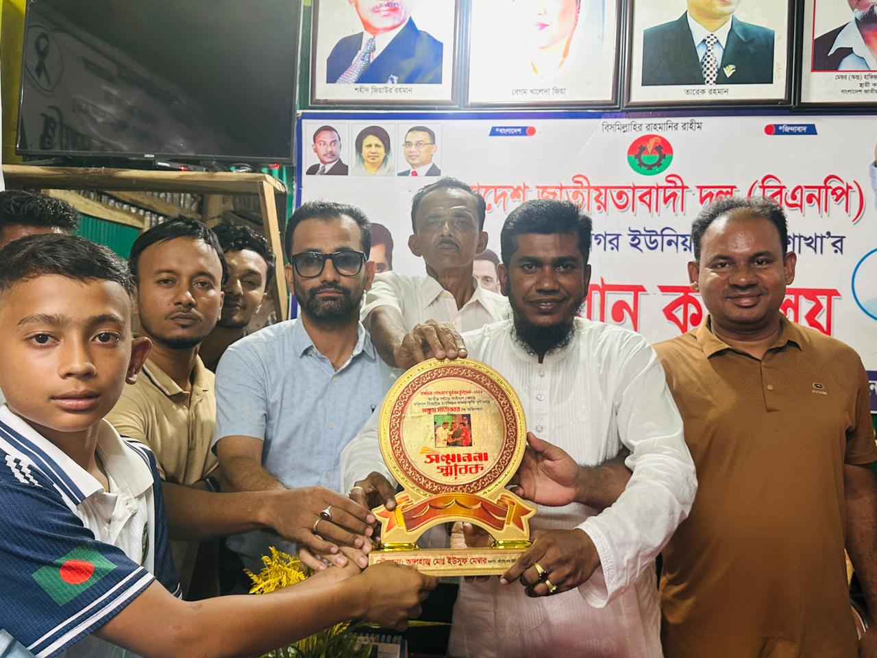 জাতীয় পর্যায়ে গোল্ডকাপ ফুটবলে কৃতিত্ব, প্রধানমন্ত্রীর হাত থেকে পুরস্কার পেল মঙ্গলসিকদার খেলাঘরের মাসুম