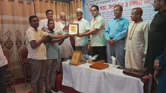 সিরাজগঞ্জে  কানুনগো পদে পদোন্নতি প্রাপ্তদের ও অবসরপ্রাপ্ত ভূমি সহকারী কর্মকর্তাদের ফুলেল শুভেচ্ছা  সংবর্ধনা প্রদান