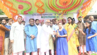 শিক্ষার্থীদের মাঝে গাছের চারা বিতরণ