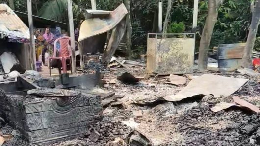 দূর্বৃত্তদের আগুনে প্রবাসীর বসতঘর পুড়ে ছাই, সর্বস্বান্ত পরিবার