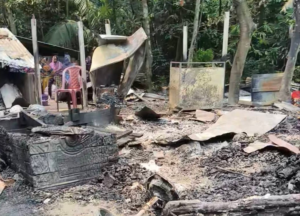 দূর্বৃত্তদের আগুনে প্রবাসীর বসতঘর পুড়ে ছাই, সর্বস্বান্ত পরিবার