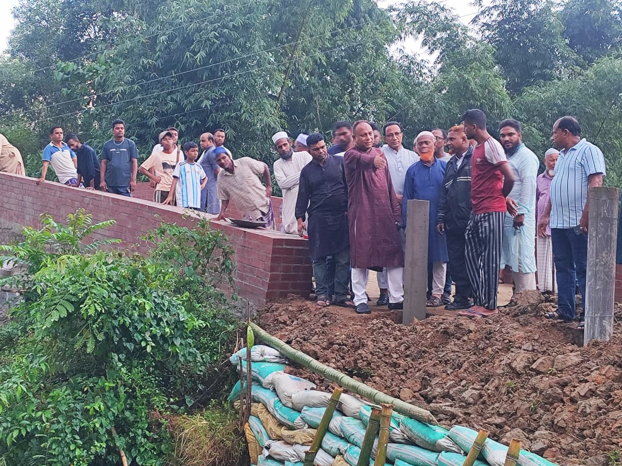 ঐতিহাসিক ‘দেওয়ানের পুল’র সংস্কার কাজ পরিদর্শনে এমপি এমরান