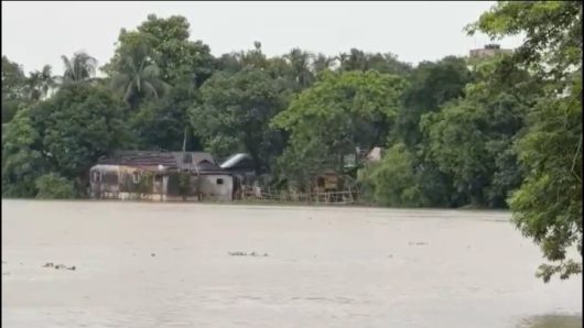 সুনামগঞ্জের তাহিরপুর আনোয়ারপুর রাস্তাটি পানিতে তলিয়ে যাওয়ায় যান চলাচল ব্যাহত,জনর্দভোগ রেড়েছে