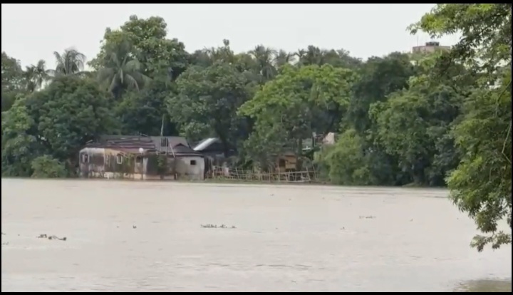 সুনামগঞ্জের তাহিরপুর আনোয়ারপুর রাস্তাটি পানিতে তলিয়ে যাওয়ায় যান চলাচল ব্যাহত,জনর্দভোগ রেড়েছে