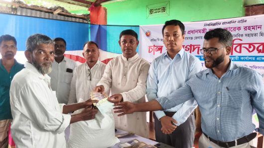 দোয়ারাবাজারে দ্বিতীয় পর্যায়ে ক্ষতিগ্রস্ত কৃষকদের মাঝে চাল ও নগদ অর্থ বিতরণ