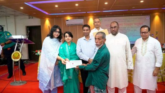 পুনাক কর্তৃক ১৫ জন অসহায় দুঃস্থ ব্যক্তির মধ্যে প্যাডেল রিকশা বিতরণ