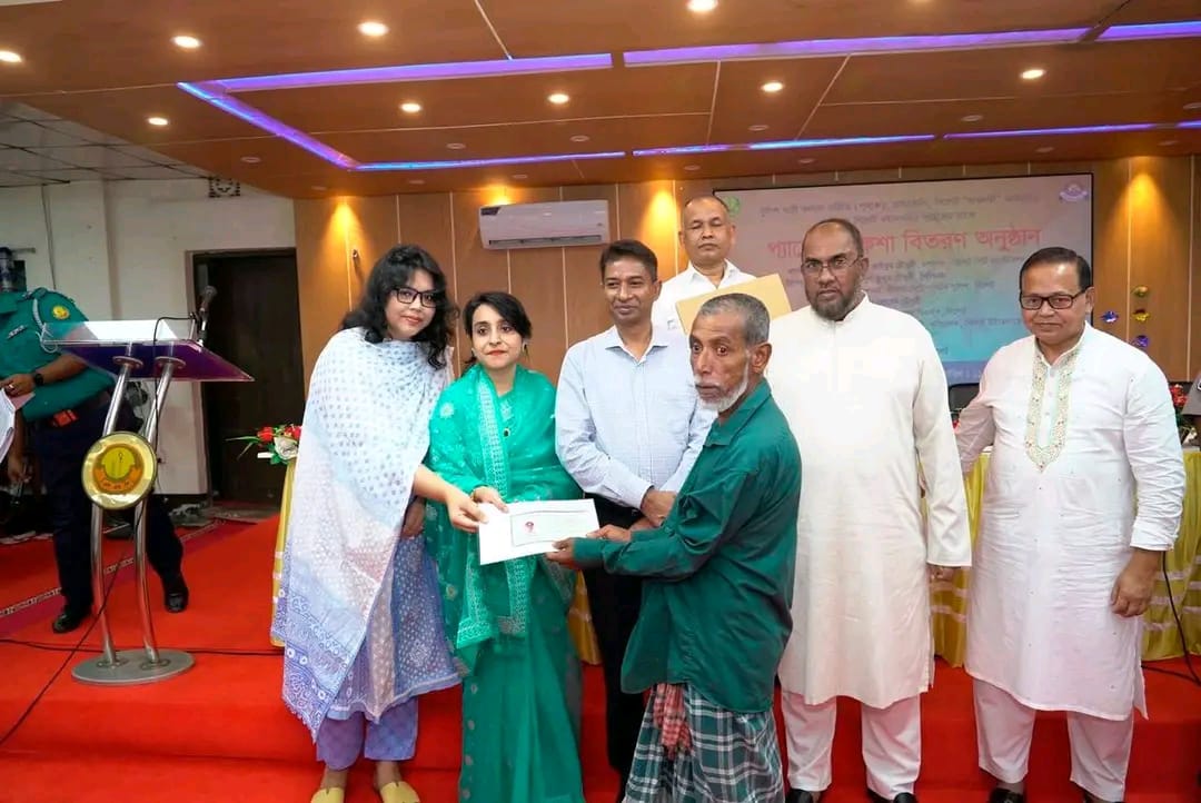 পুনাক কর্তৃক ১৫ জন অসহায় দুঃস্থ ব্যক্তির মধ্যে প্যাডেল রিকশা বিতরণ