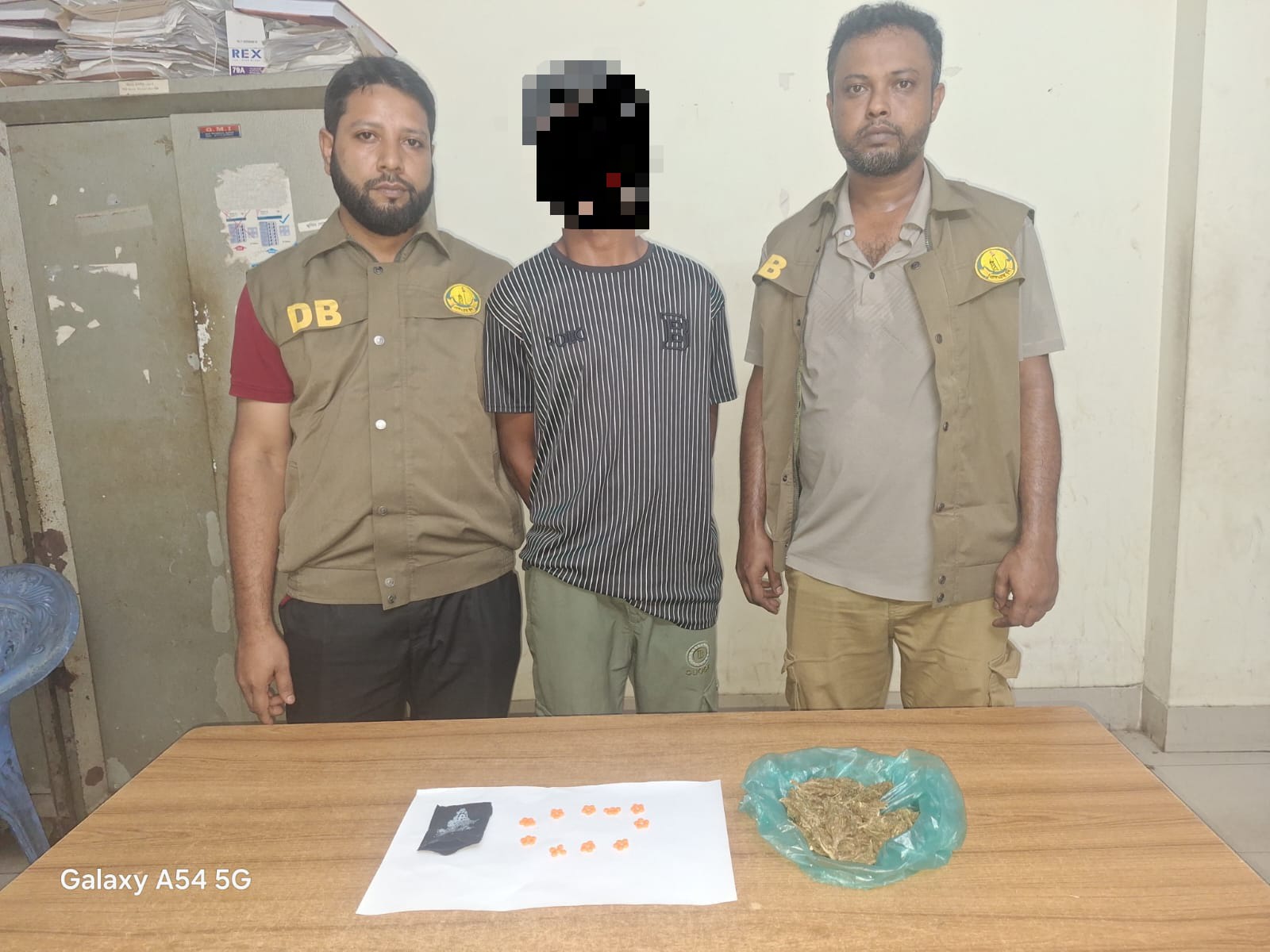 সিলেটে ডিবির অভিযানে ইয়াবা সহ আটক-১ পলাতক-১