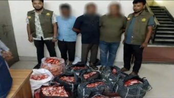 এসএমপি ডিবির অভিযানে ৫,১৭৫ পিস ভারতীয় কিটক্যাট চকলেট জব্দ, আটক ৩