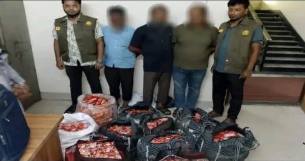 এসএমপি ডিবির অভিযানে ৫,১৭৫ পিস ভারতীয় কিটক্যাট চকলেট জব্দ, আটক ৩
