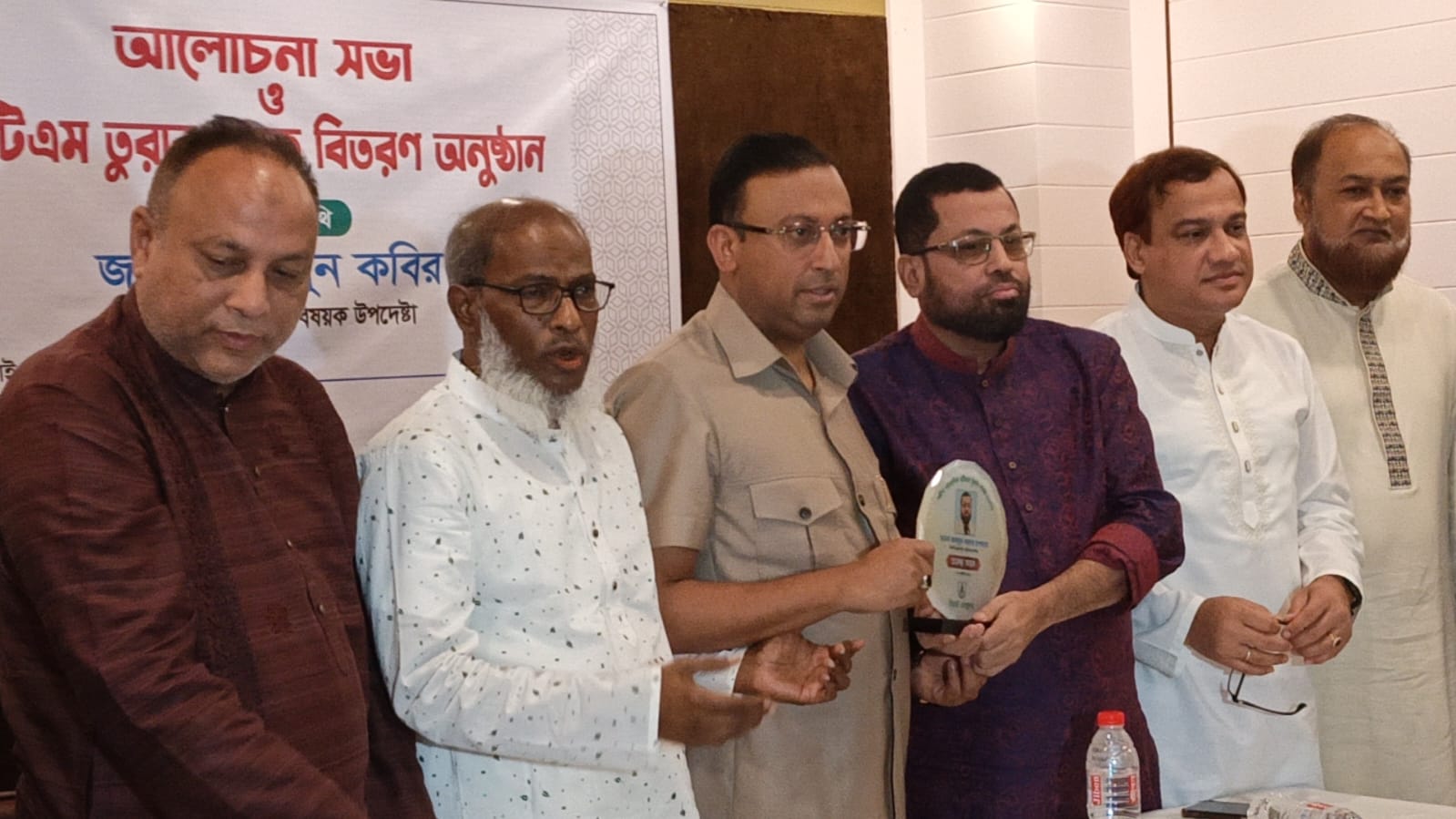 প্রবীণ সাংবাদিক আব্দুল কাদের তাপাদার পেলেন এটিএম তুরাব পদক