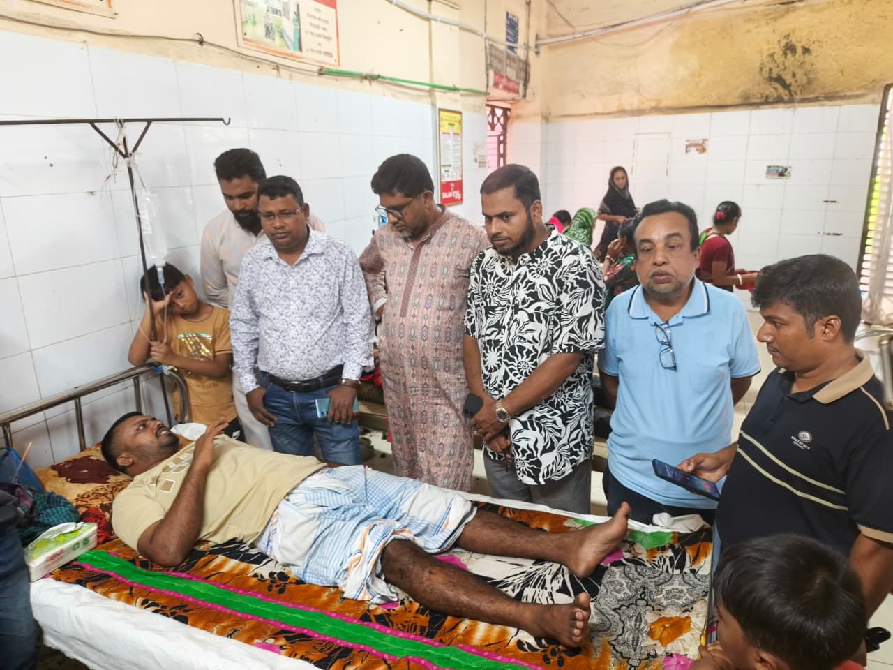 কুয়াকাটায় হাতুড়ি পেটানোয় আহত বাচ্চুর পাশে সাংবাদিক নির্যাতন প্রতিরোধ কমিটি