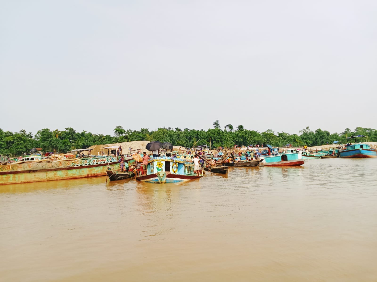 গোয়াইনঘাটে নদী লুটের তান্ডব’:সাংবাদিক ও সাংবাদিক সংগঠনের নামে প্রতিসপ্তাহে প্রায় ১৪ লাখ টাকা উত্তোলন!