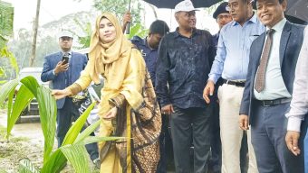 বাদপড়া জাতীয়করণকৃত প্রাথমিক প্রধান শিক্ষকদের ফুলেল শুভেচ্ছা প্রতিমন্ত্রী ববি হাজ্জাজকে