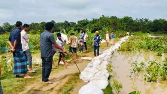 জরুরি স্বেচ্ছাসেবী টিম গঠন, সীমিত সামর্থ্য নিয়েও বন্যার্তদের পাশে