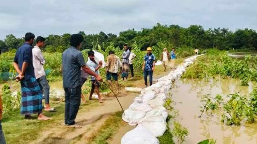 জরুরি স্বেচ্ছাসেবী টিম গঠন, সীমিত সামর্থ্য নিয়েও বন্যার্তদের পাশে