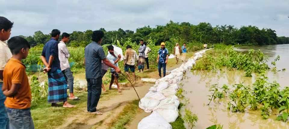 জরুরি স্বেচ্ছাসেবী টিম গঠন, সীমিত সামর্থ্য নিয়েও বন্যার্তদের পাশে