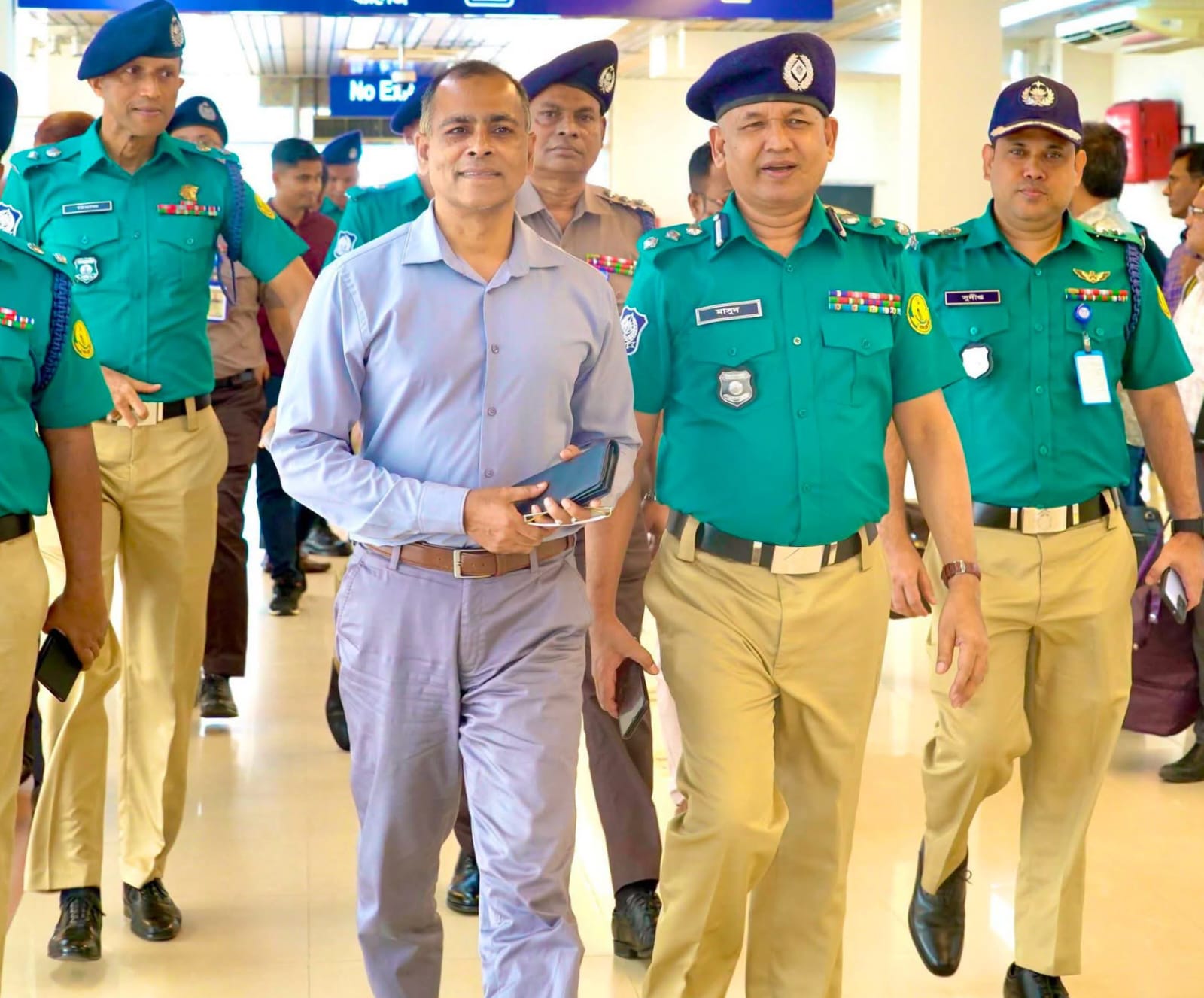 সিলেটে যোগ দিলেন নতুন পুলিশ কমিশনার সারোয়ার মুর্শেদ শামীম, গার্ড অব অনারে বরণ