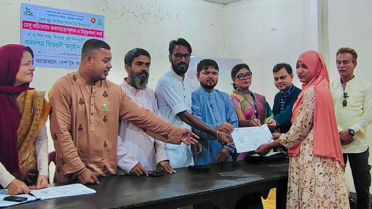 সিলেটে ডেঙ্গু প্রতিরোধে জনসচেতনতা ও মা ও শিশু স্বাস্থ্য সেবা প্রশিক্ষণের সনদপত্র বিতরণ