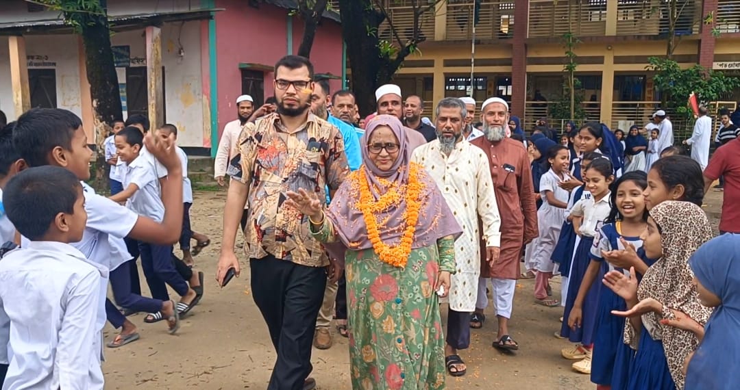 অশ্রুসিক্ত বিদায়, সংবর্ধনায় সিক্ত প্রধান শিক্ষিকা হোসনে আরা পারভীন