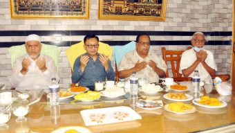 অসুস্থ ব্যবসায়ী নেতা দিলওয়ার হোসেনকে দেখতে গেলেন বাণিজ্য মন্ত্রী খন্দকার আব্দুল মুক্তাদির