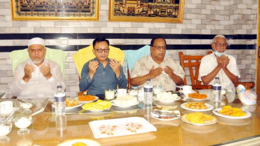 অসুস্থ ব্যবসায়ী নেতা দিলওয়ার হোসেনকে দেখতে গেলেন বাণিজ্য মন্ত্রী খন্দকার আব্দুল মুক্তাদির