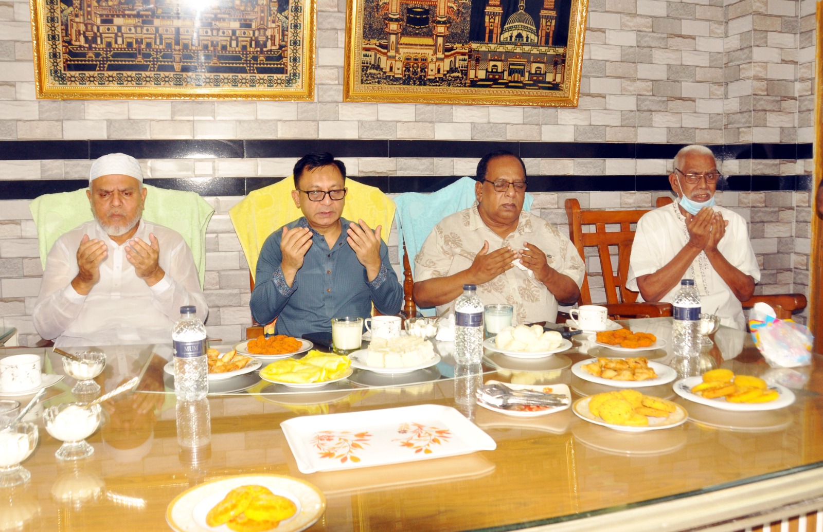 অসুস্থ ব্যবসায়ী নেতা দিলওয়ার হোসেনকে দেখতে গেলেন বাণিজ্য মন্ত্রী খন্দকার আব্দুল মুক্তাদির
