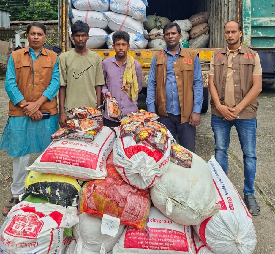 বিশ্বম্ভরপুরে ডিবি পুলিশের অভিযানে ভারতীয় ফুচকা,কাভার্ডভ্যানসহ ৬৫ লাখ টাকার মামলামাল জব্দ, আটক ২