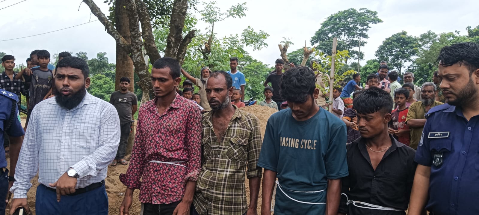 দোয়ারাবাজারে রাতের আঁধারে অবৈধ বালু উত্তোলন, চারজনকে ২ লাখ টাকা জরিমানা