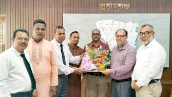 সুনামগঞ্জের জেলা প্রশাসকের সাথে শুভেচ্ছা বিনিময় করেন বাংলাদেশ পূজা উদযাপন পরিষদ জেলা শাখার নেতৃবৃন্দরা