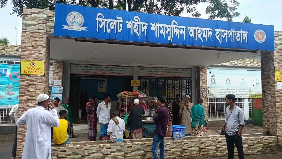 হাম রোগীদের জন্য ডেডিকেটেড হাসপাতালের গেইটেই দোকান ও আবর্জনার স্তূপ, ভোগান্তিতে রোগীরা