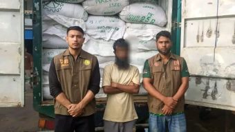 পীরেরবাজারে ডিবির চেকপোস্টে ৮ লাখ টাকার ভারতীয় চা-পাতাসহ কাভার্ড ভ্যান আটক, গ্রেপ্তার ১