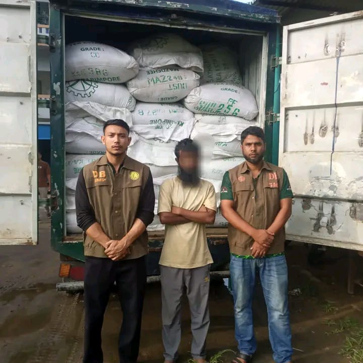 পীরেরবাজারে ডিবির চেকপোস্টে ৮ লাখ টাকার ভারতীয় চা-পাতাসহ কাভার্ড ভ্যান আটক, গ্রেপ্তার ১