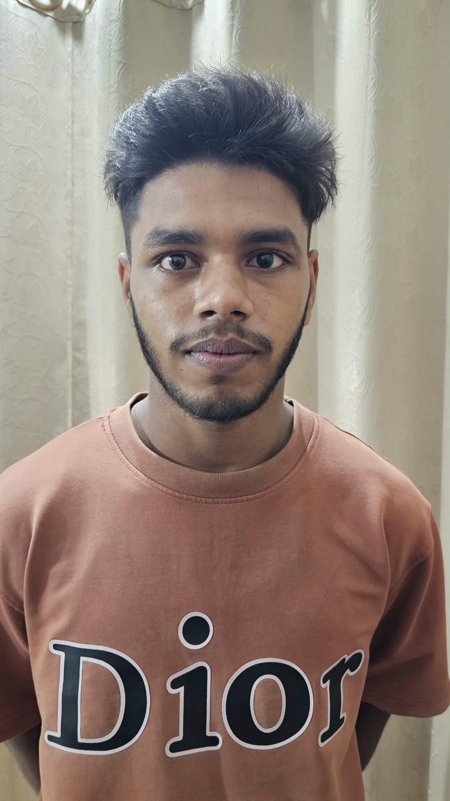 কেন্দ্রের এসআই শিমুল চৌধুরী নেতৃত্বে পুলিশের একটি দল অভিযান চালিয়ে তাকে তার নিজ বাসা থেকে আটক করে।