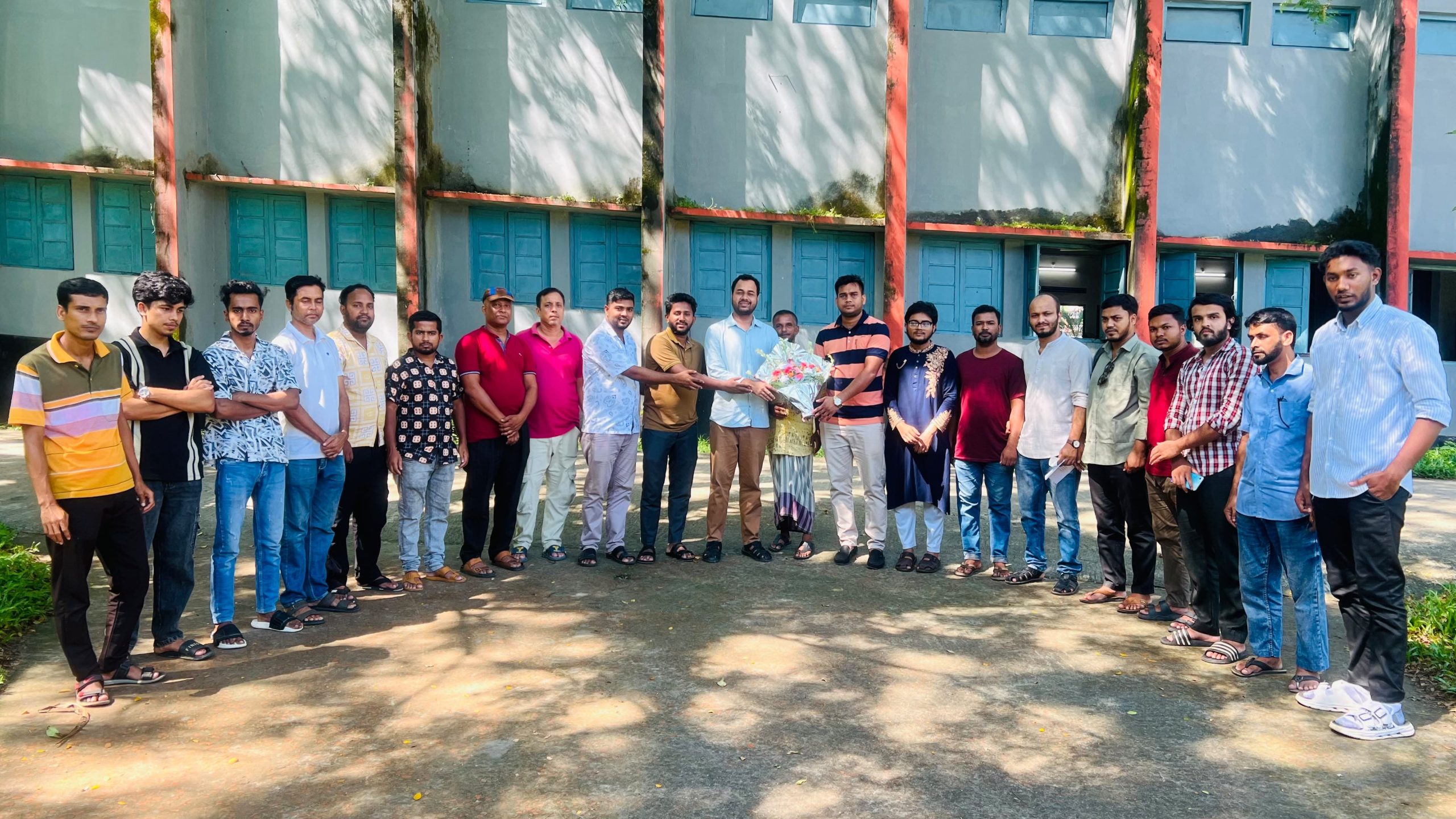 নবগঠিত মুরারিচাঁদ কলেজ বেসরকারি কর্মচারী পরিষদকে ফুল দিয়ে শুভেচ্ছা জানাল এমসি কলেজ ছাত্রদল