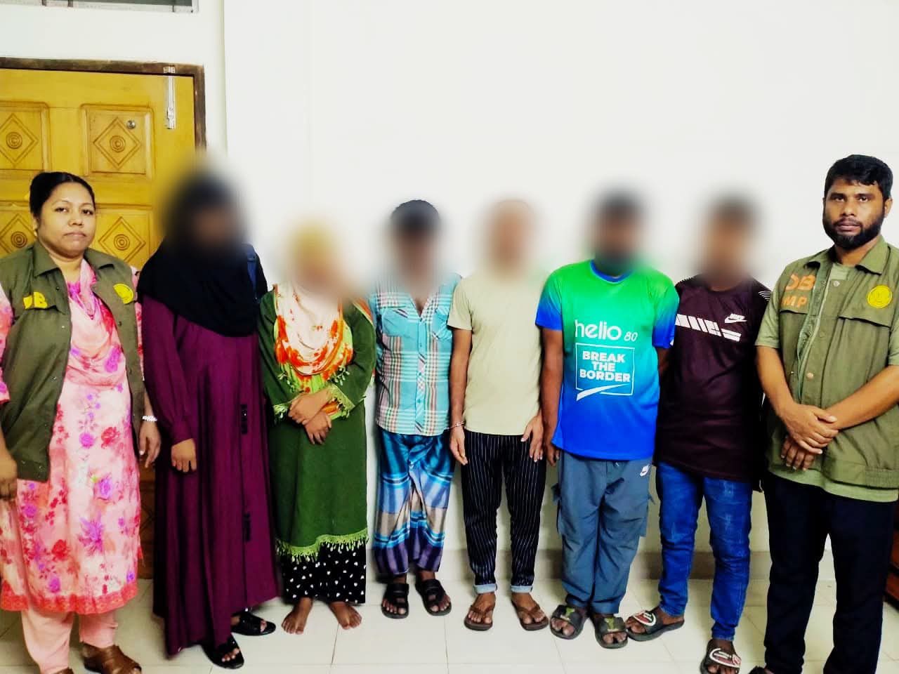কাজলশাহর আবাসিক হোটেলে ডিবির অভিযান, ৬ জন আটক