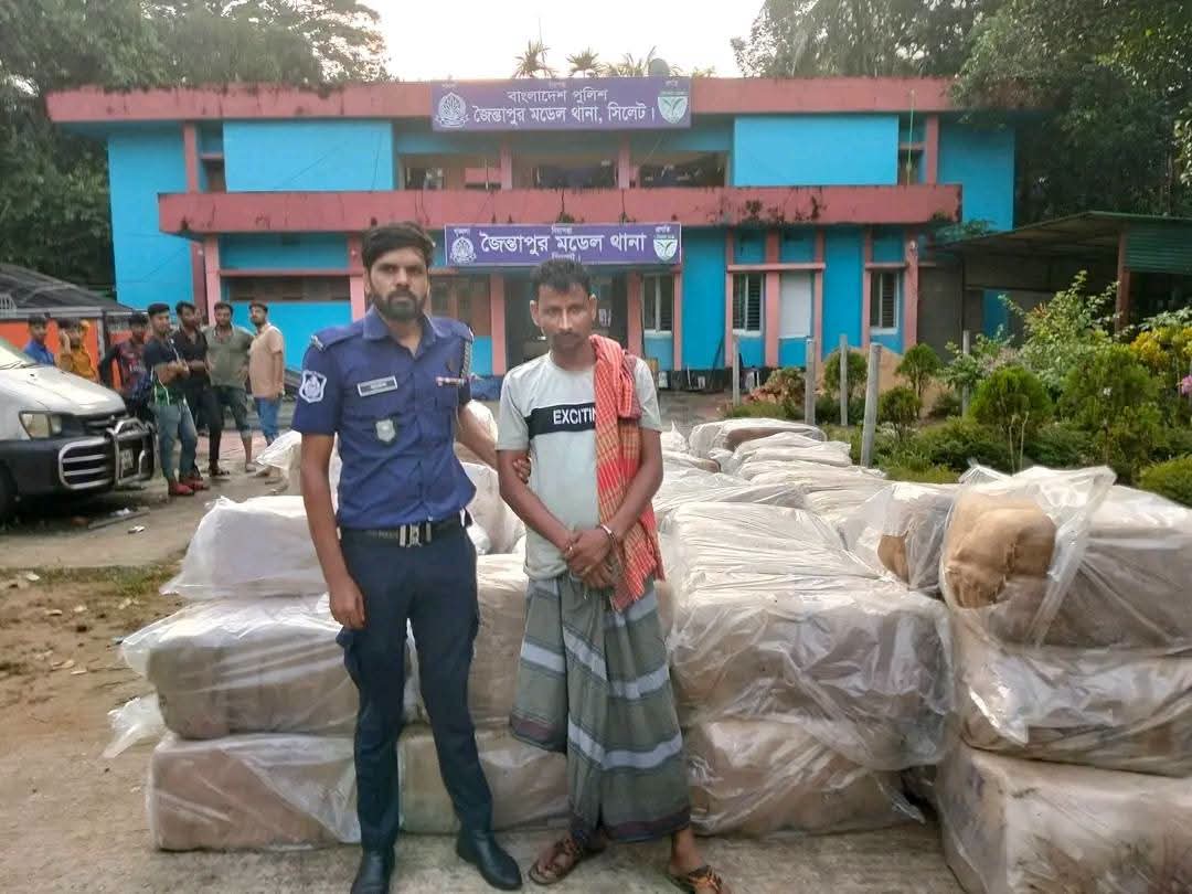 জৈন্তাপুরে বালুভর্তি ট্রাক থেকে বিপুল ভারতীয় শাড়ি উদ্ধার, চালক আটক