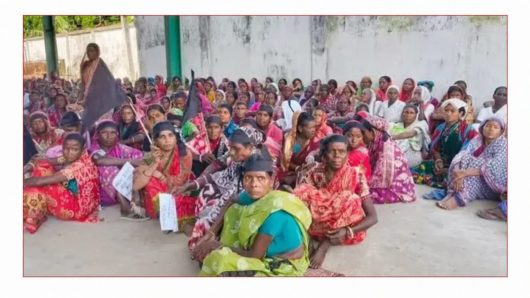 চা বাগানে শারদীয় দুর্গাপূজার বোনাস ও বকেয়া পাওনা পরিশোধের দাবিতে অবস্থান ধর্মঘট