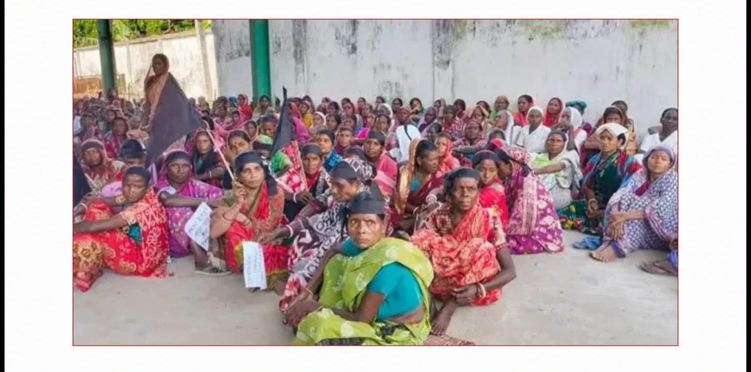 চা বাগানে শারদীয় দুর্গাপূজার বোনাস ও বকেয়া পাওনা পরিশোধের দাবিতে অবস্থান ধর্মঘট