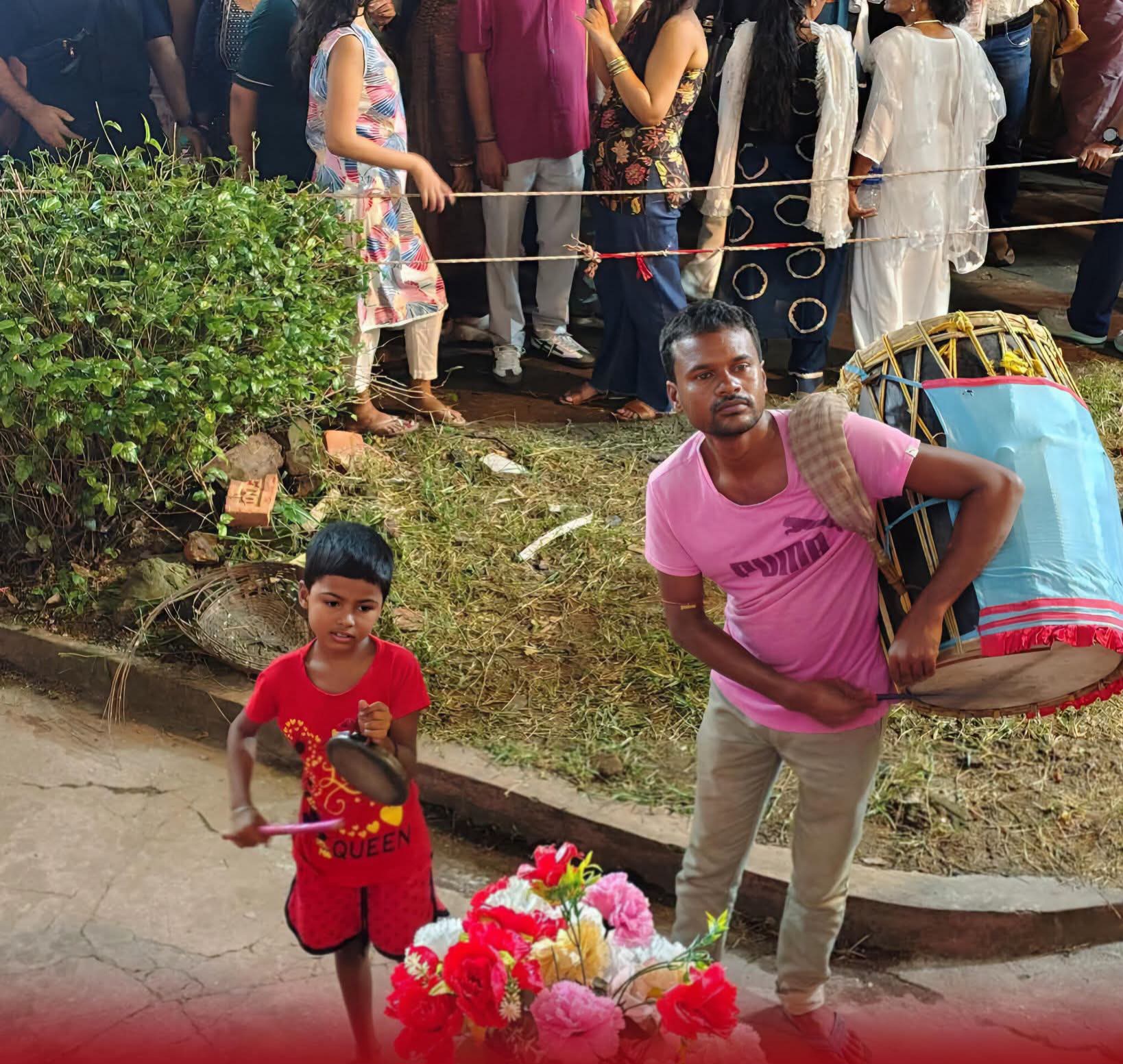 উৎসবের আলো আর বঞ্চনার অন্ধকারেও যে হাত দুটো কাঁসর বাজায়-