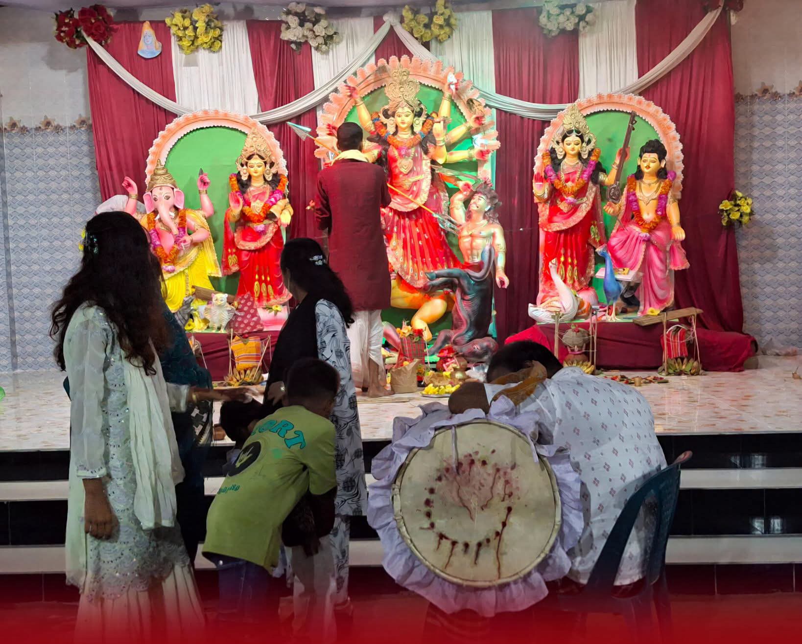অভাব-অনটনকে হার মানিয়ে রাজশাহীর হরিয়ান হরিজন কলোনিতে দুর্গা পূজা উদযাপন-